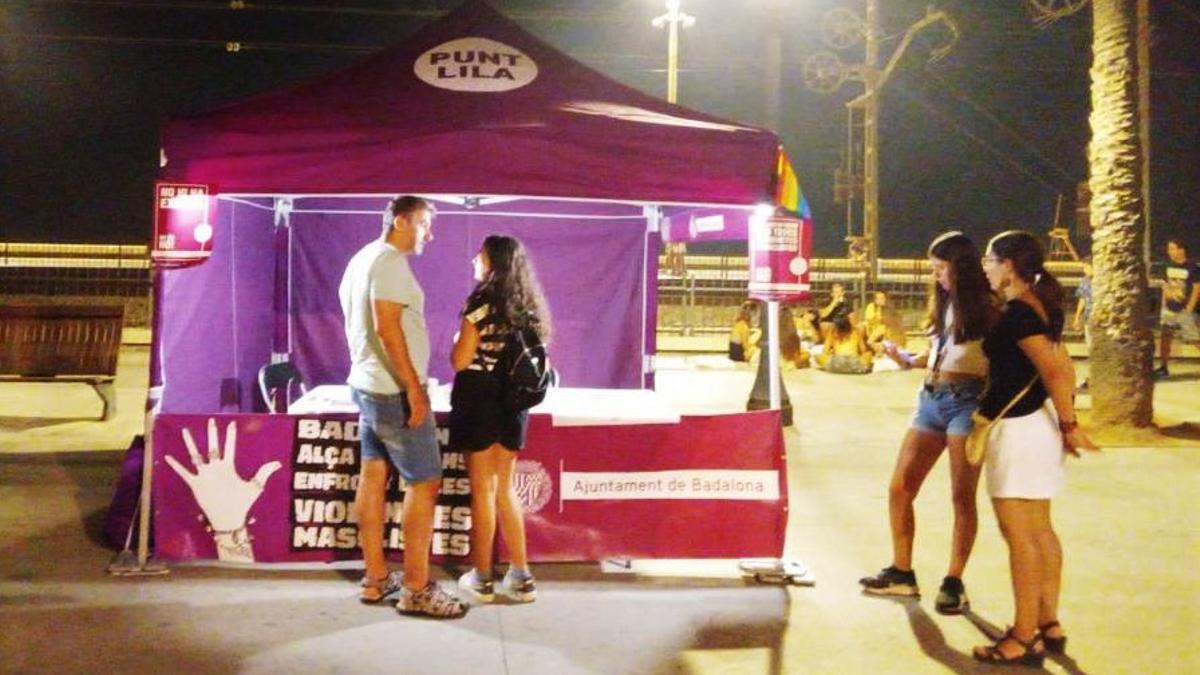 Atenciones en el Punto Lila de la Fiesta Mayor de agosto de Badalona.