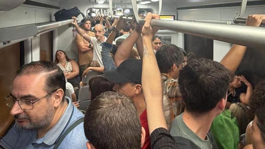 Trenes pequeños, llenos y sin climatización: así arranca el curso en la línea C2 en la Ribera