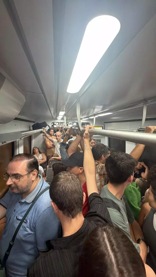 Trenes pequeños, llenos y sin climatización: así arranca el curso en la línea C2 en la Ribera