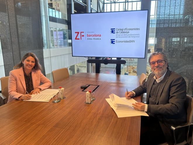 Signatura de lacord de col·laboració entre el Consorci de la Zona Franca de Barcelona i EconomistesBAN, amb la directora de la institució, Blanca Sorigué, i el president de la xarxa dinversors, Pol Font