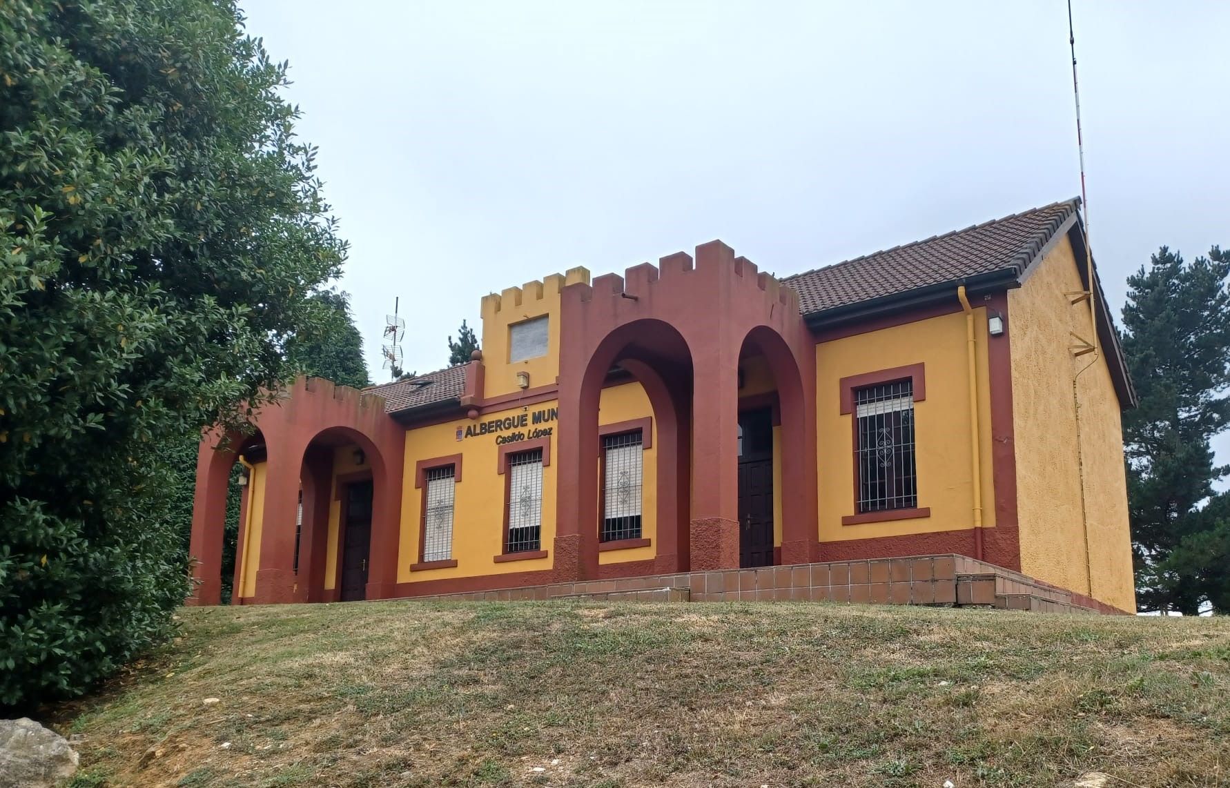 La escuela indiana de Robledo, así es el emblemático edificio de Llanera de singular arquitectura historicista