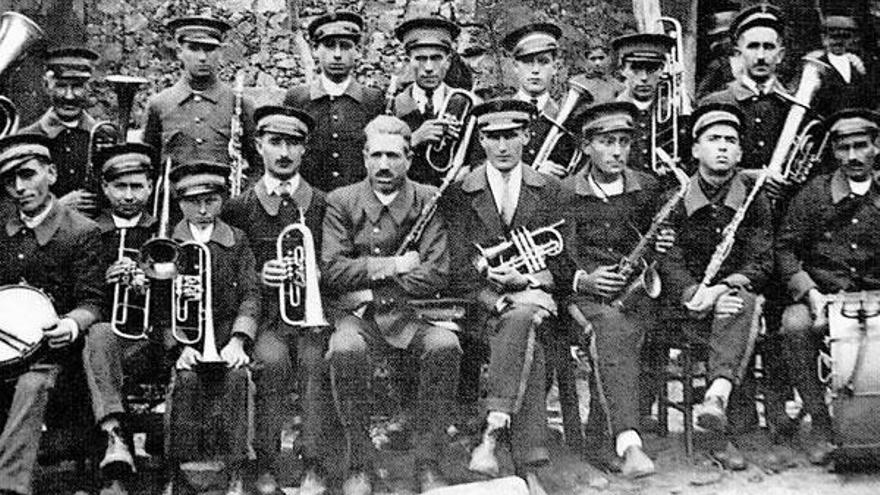 A Banda de Música de Brántega, nunha imaxe de 1930.  // Bernabé/Reproducción do libro &quot;Historia das Bandas do Concello de Agolada&quot;