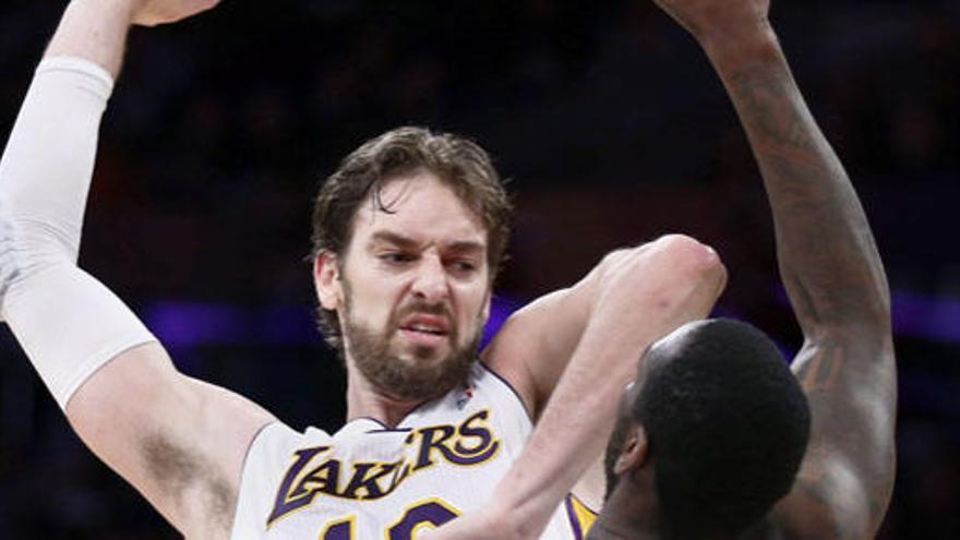 Gasol trata de anotar ante Denver.