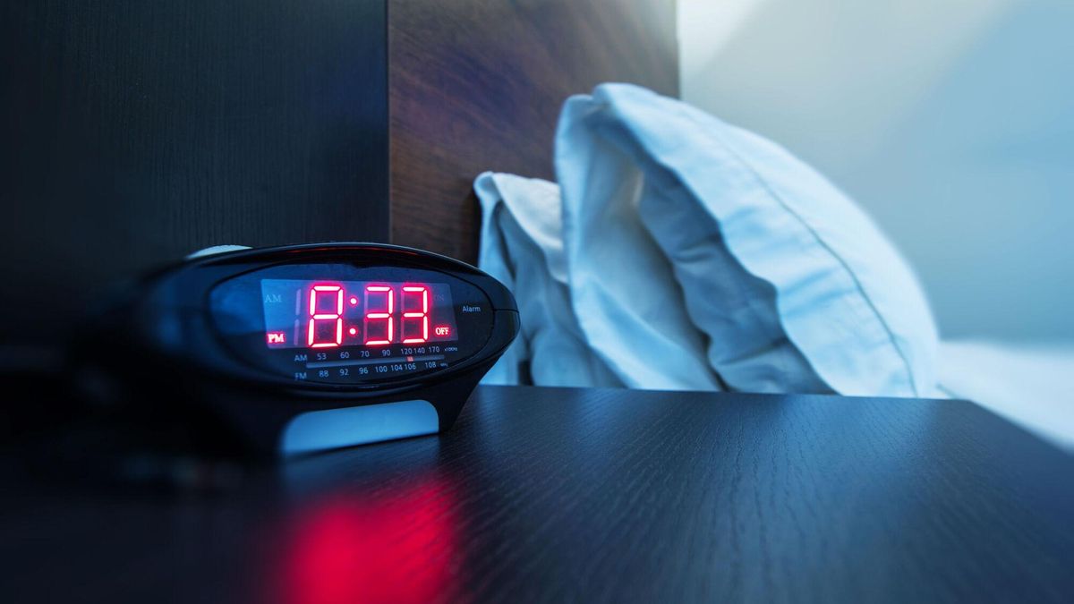 ¿Por qué algunas personas necesitan posponer más veces el despertador?