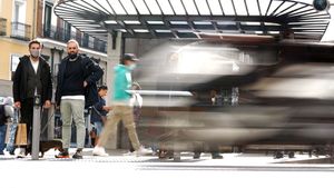 Madrid continua postrada davant el déu de quatre rodes: «Les voreres estan en perill»