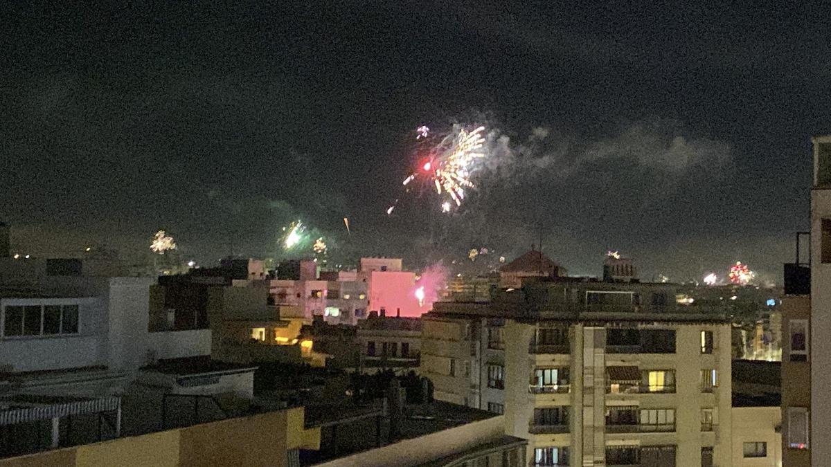 Los fuegos artificiales sobre Palma vistos desde la calle Andrea Doria