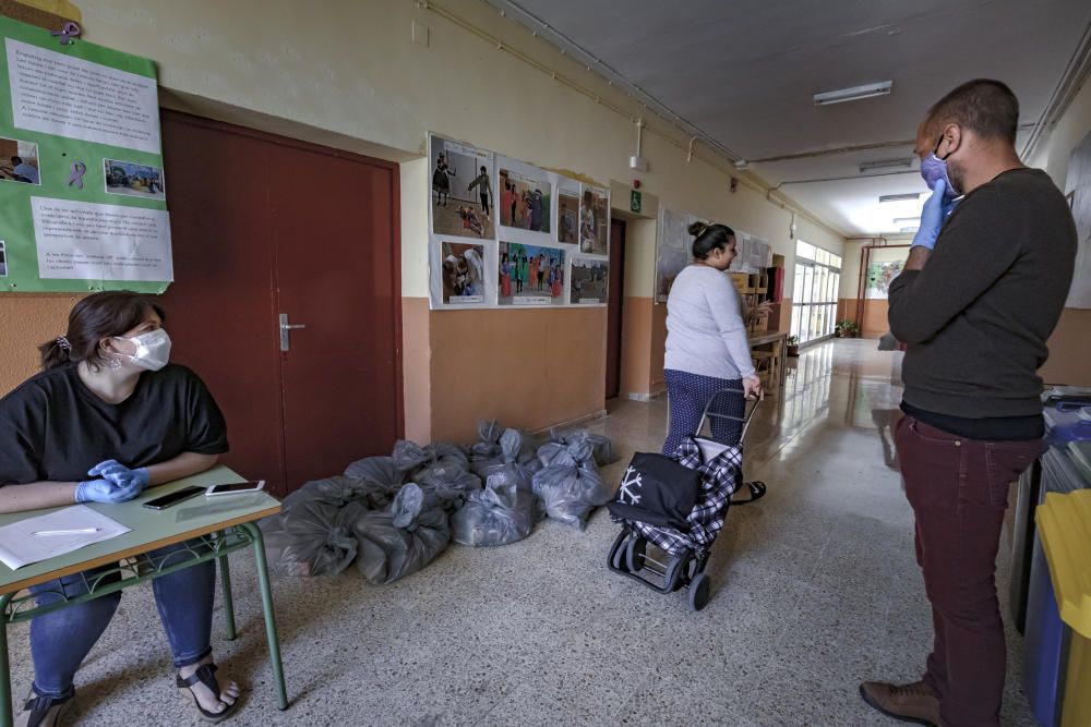 El colegio Anselm Turmeda entrega material escolar y alimentos a las familias de sus alumnos