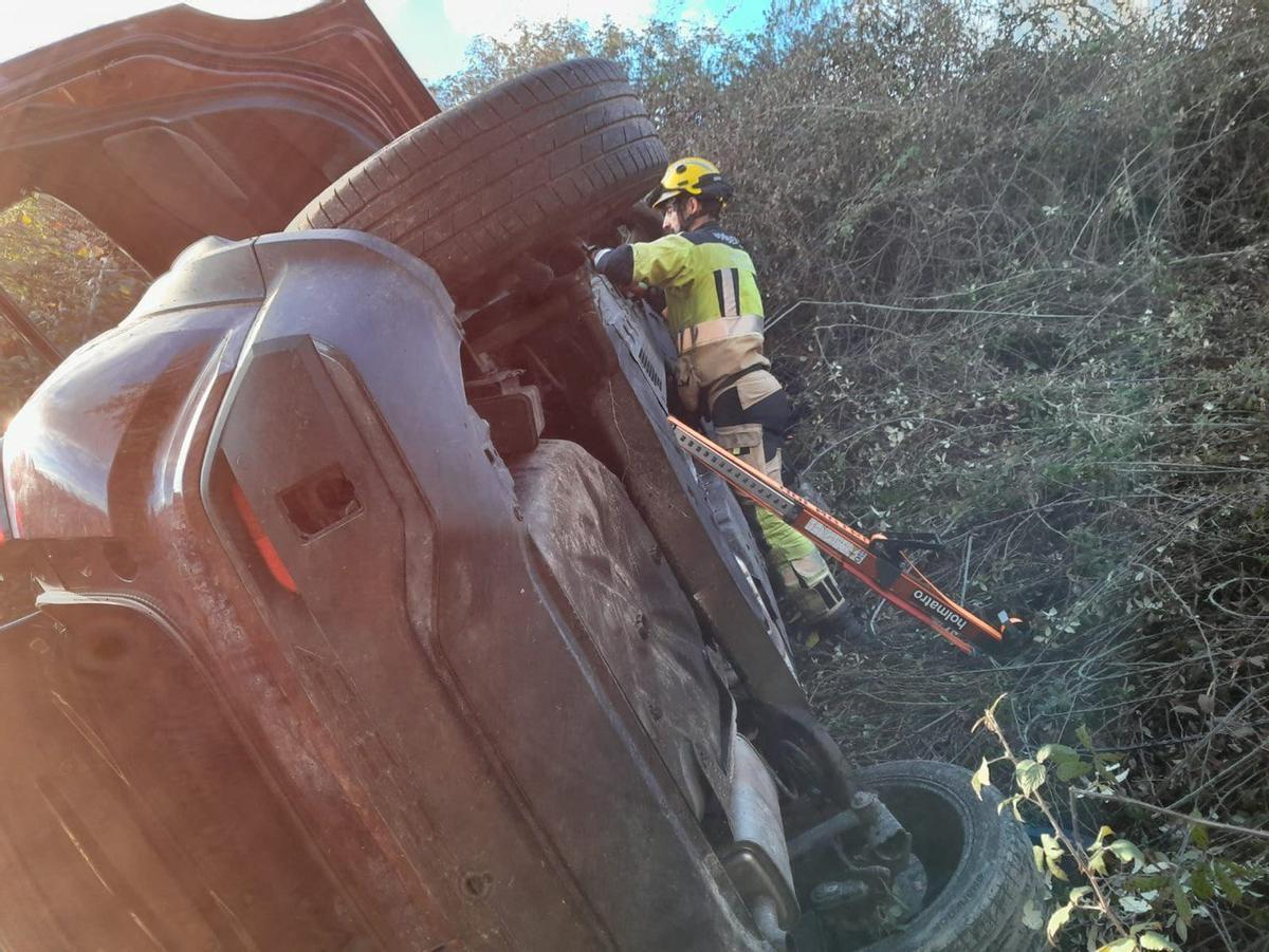 Un bombero en las tareas de rescate