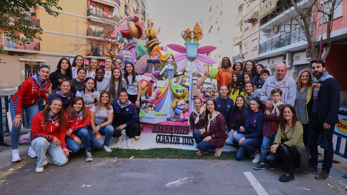 Deportistas y autoridades posan con el monumento