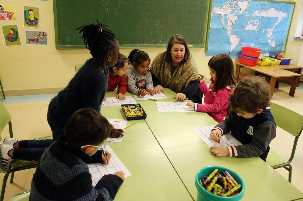 Las asociaciones de extranjeros, que se reúnen en la Casa das Mulleres, y los centros educativos, son espacios de convivencia. // FdV