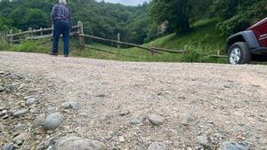 Un vecino de Lena camina por una pista forestal, en el entorno de la Vía Carisa.