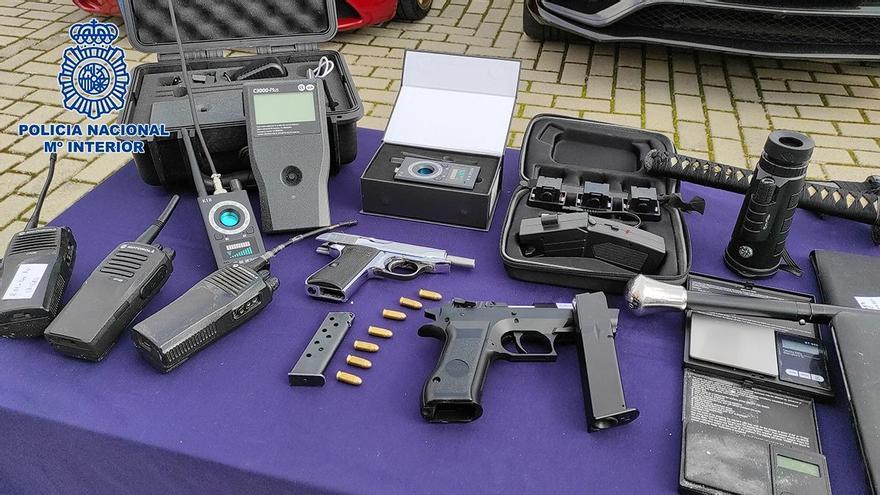 Armas requisadas en la operación policial.