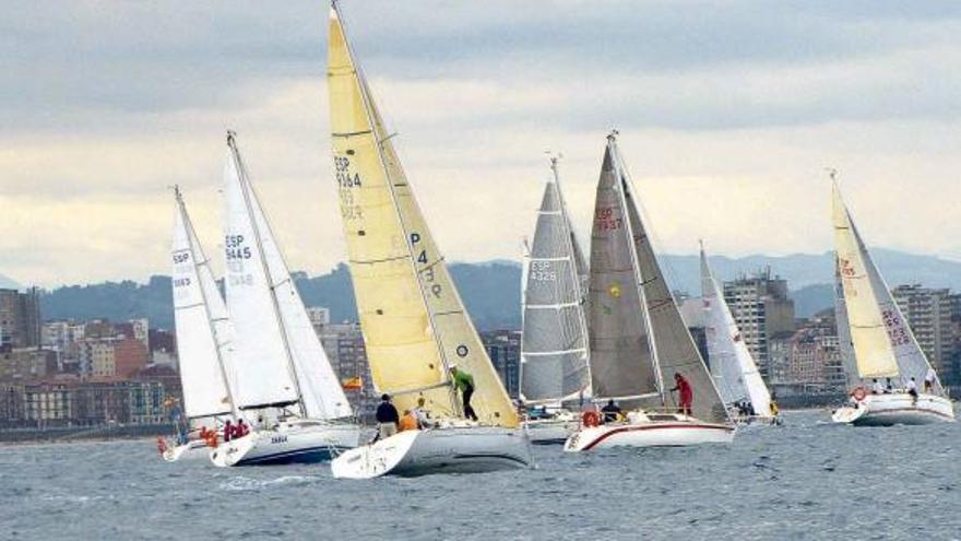 Barcos participantes en la regata de ayer, escorados ante la costa gionesa.