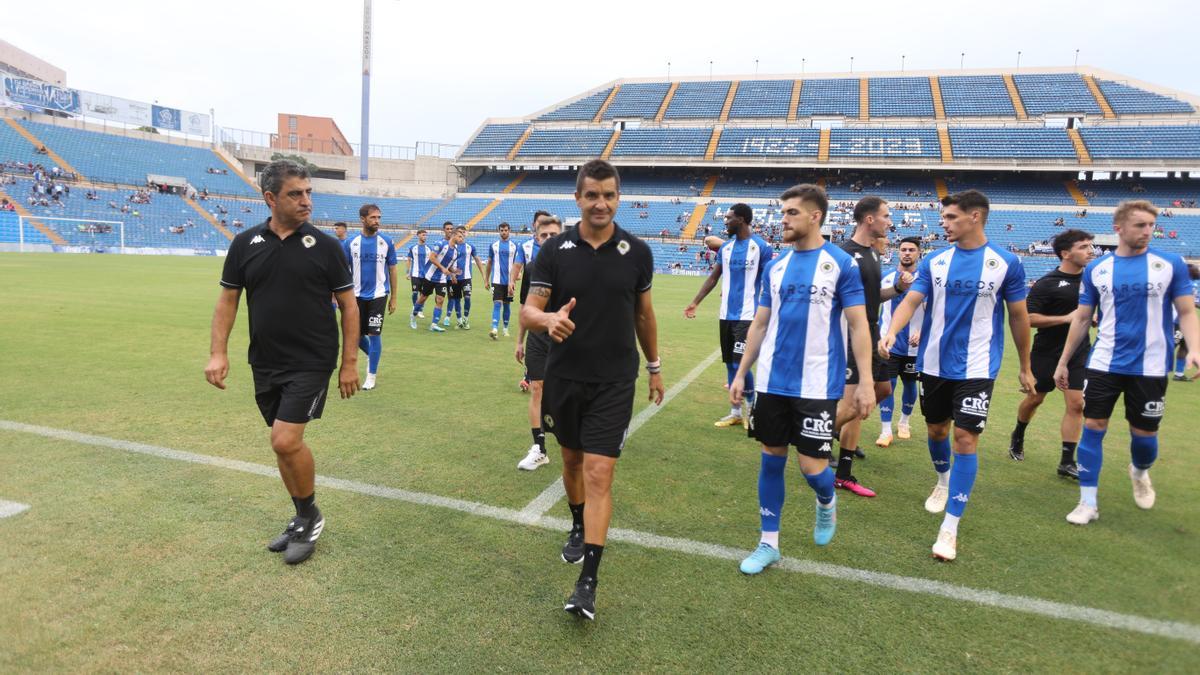 Rubén Torrecilla hace un gesto optimista al frente de su plantilla de futbolistas.