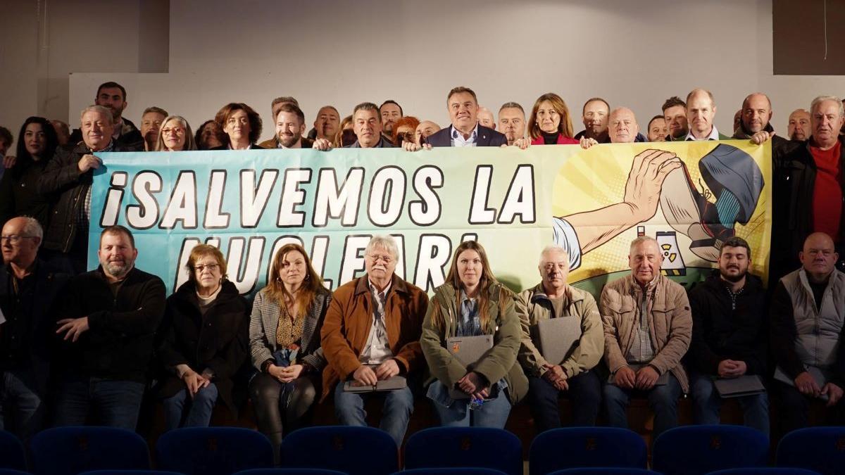Participantes en la reunión de alcaldes y concejales en Almaraz.