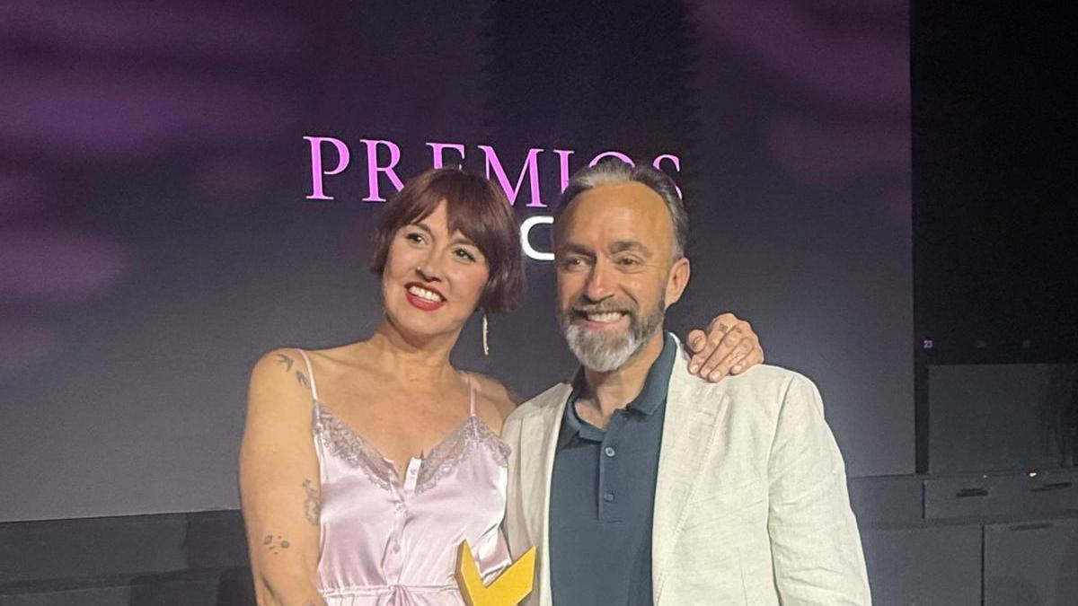 Laura Armendráiz y Pedro Cavielles tras la entrega del premio