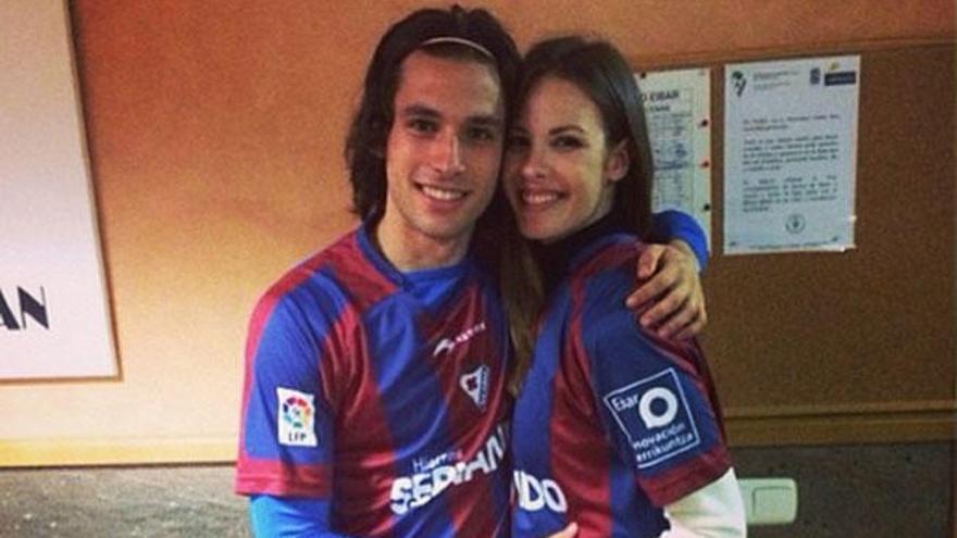 Jota Peleteiro feliz con Jessica Bueno.