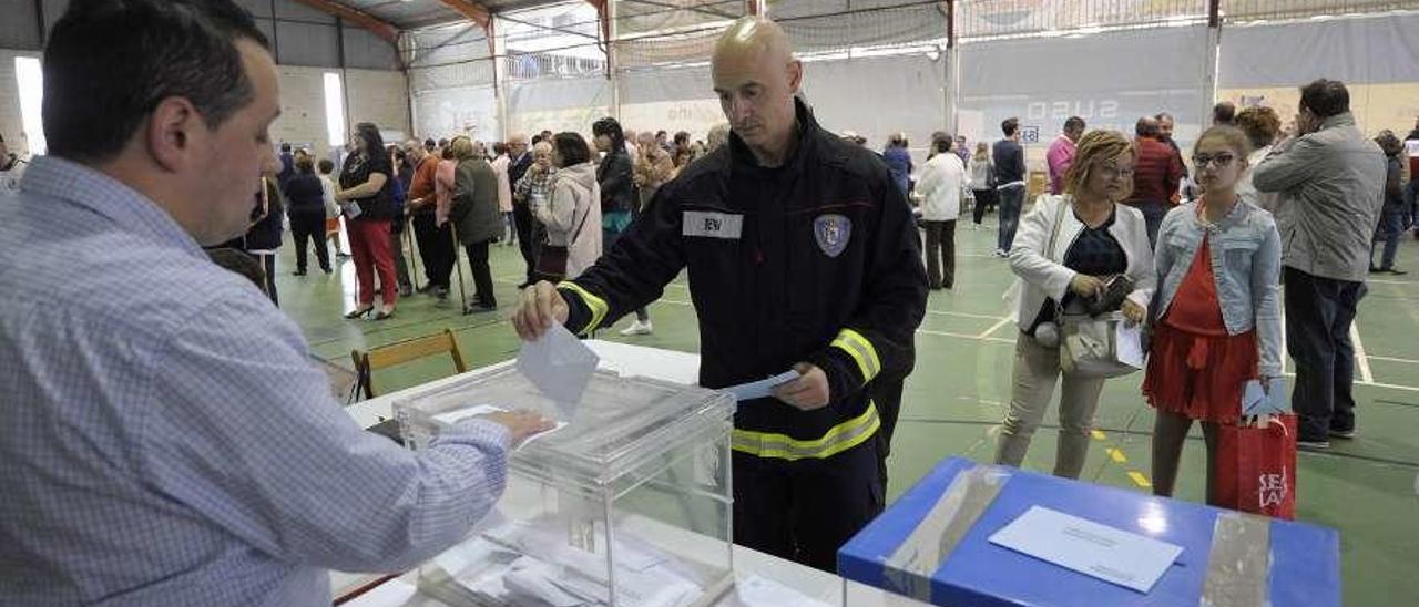 Un bombero de servicio vota en el colegio electoral del pabellón de Lalín. // Bernabé/Javier Lalín