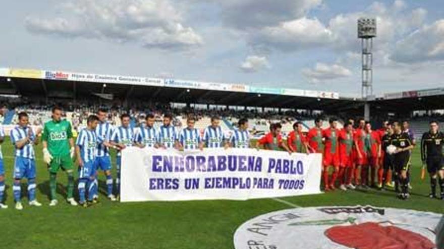 Los jugadores de la Ponferradina y la Gimnástica sujetan una pancarta de homenaje a Pablo Nanclares el pasado 31 de marzo en El Toralín.