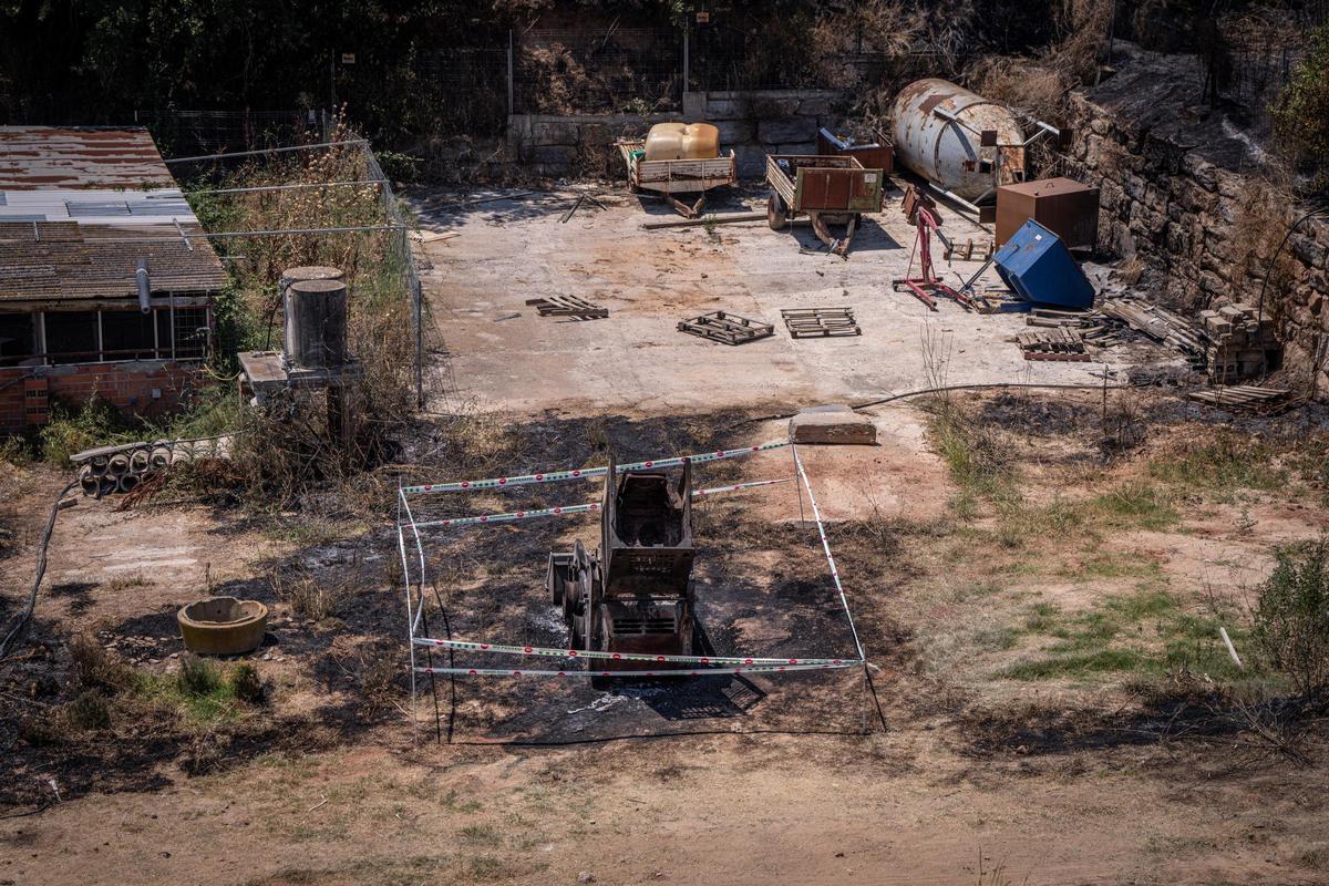 Imágenes del punto donde se originó el incendio forestal de Sentmenat tras incendiarse una excavadora en una explotación agrícola.