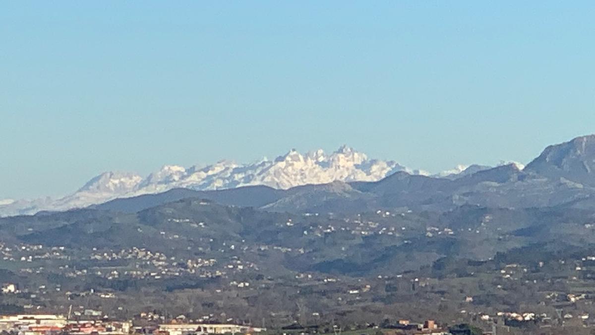 Los Picos, nevados, desde la pista finlandesa de Oviedo, este martes.