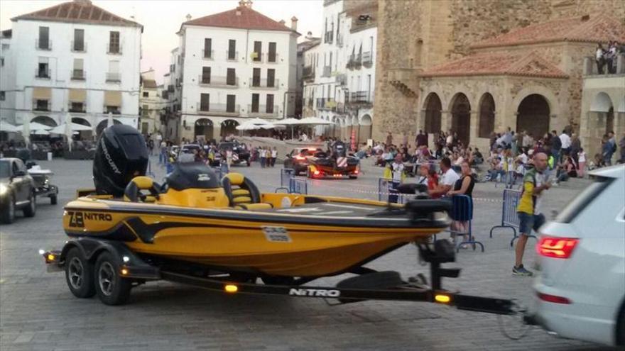 Exhibición de embarcaciones en la plaza mayor