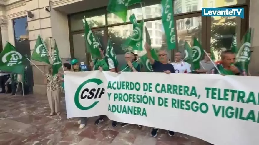 Protestas en la Agencia Tributaria en el momento clave de la Campaña de la Renta