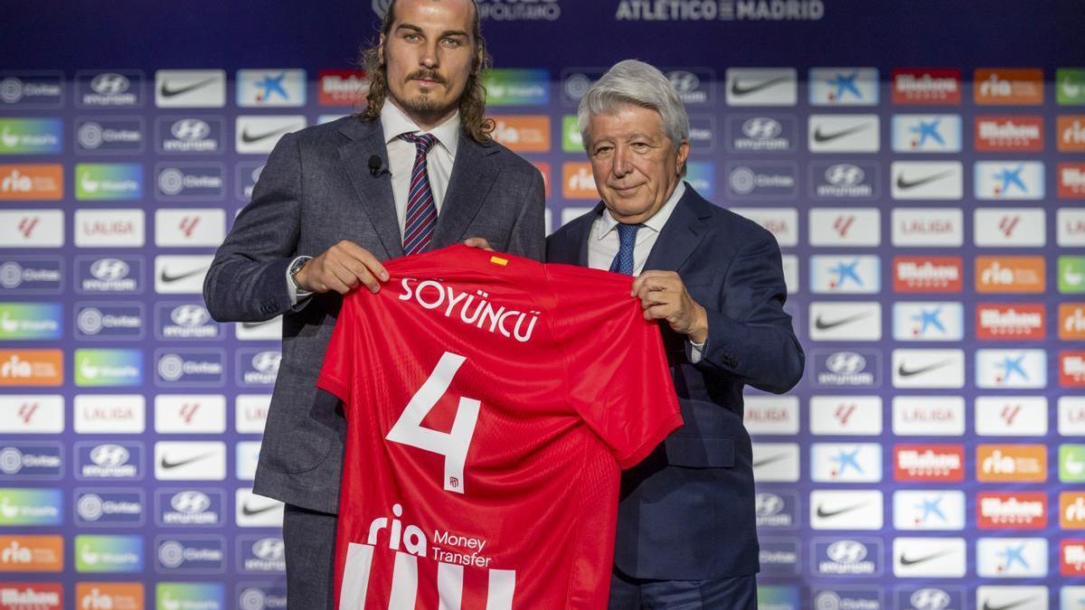 Çaglar Söyüncü y Enrique Cerezo.