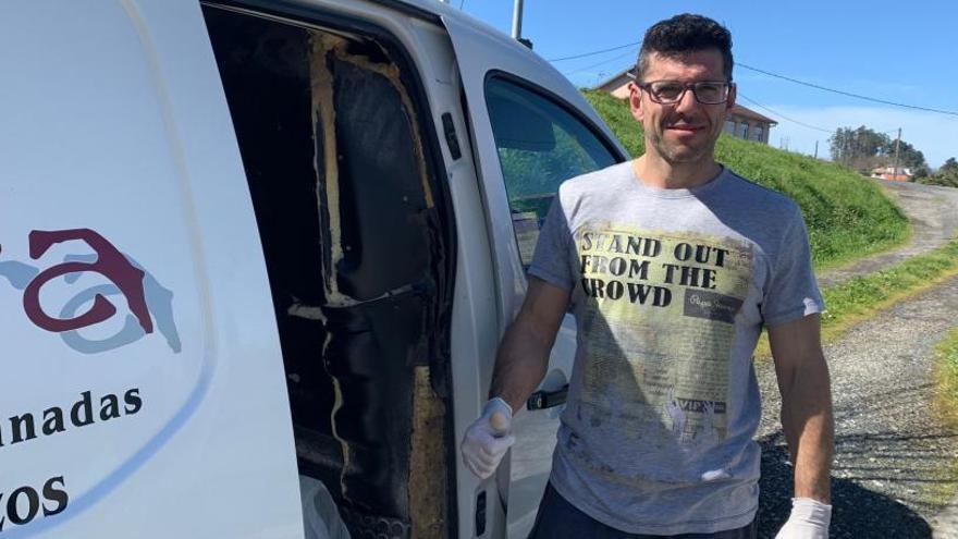 Óscar Masoliver, de una panadería de Betanzos, durante el reparto.