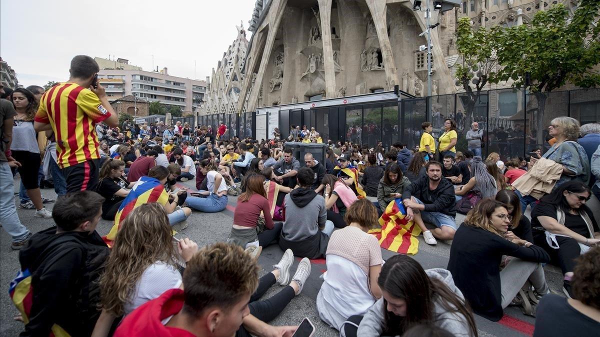 ’Pícnic per la República’ bloquea el acceso a la Sagrada Família.