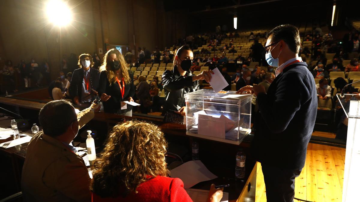 La diputada en las Cortes de Aragón Esther Peirat deposita su voto, ayer.