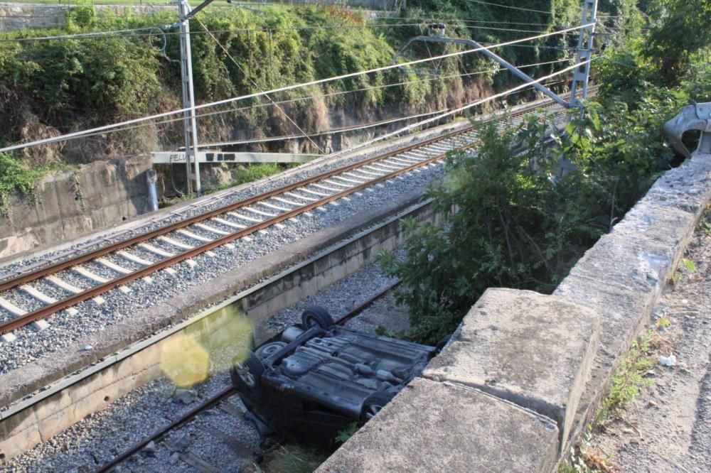 Un cotxe es precipita a la via del tren en caure a l'alçada del Pont de Sant Francesc