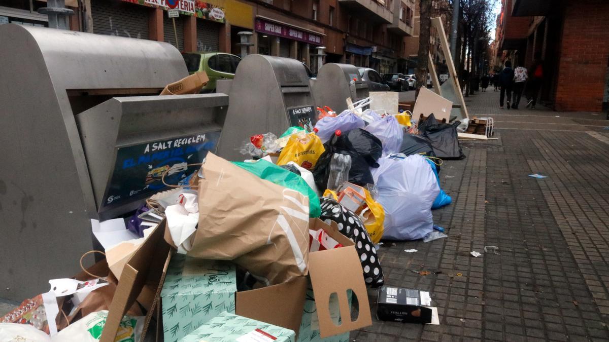 Escombraries al costat d&#039;un contenidor de la zona centre de Salt, aquest 25 de desembre