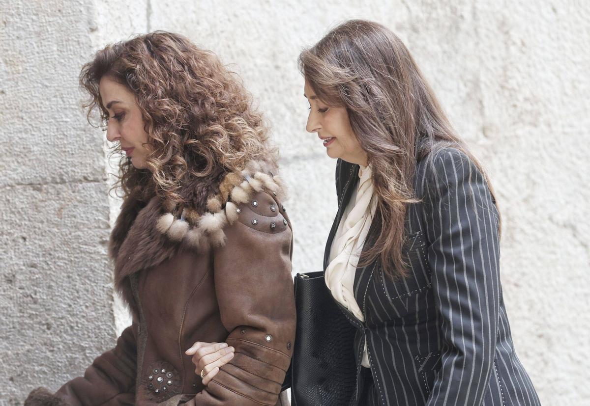 La magistrada acusada Margarita Poveda (derecha) con traje negro, entra ayer en el Palacio de Justicia.