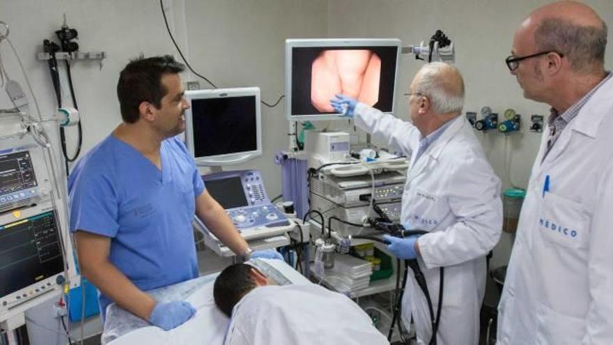 El jefe de Endoscopias, Juan Antonio Casellas, muestra al jefe de servicio de Digestivo, Rodrigo Jover, una prueba junto al enfermero Enrique Santana.