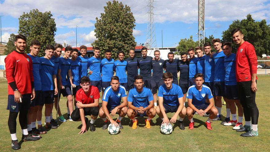 El equipo juvenil del San Félix posa para La Opinión antes de un entrenamiento esta semana en las instalaciones de El Viso.