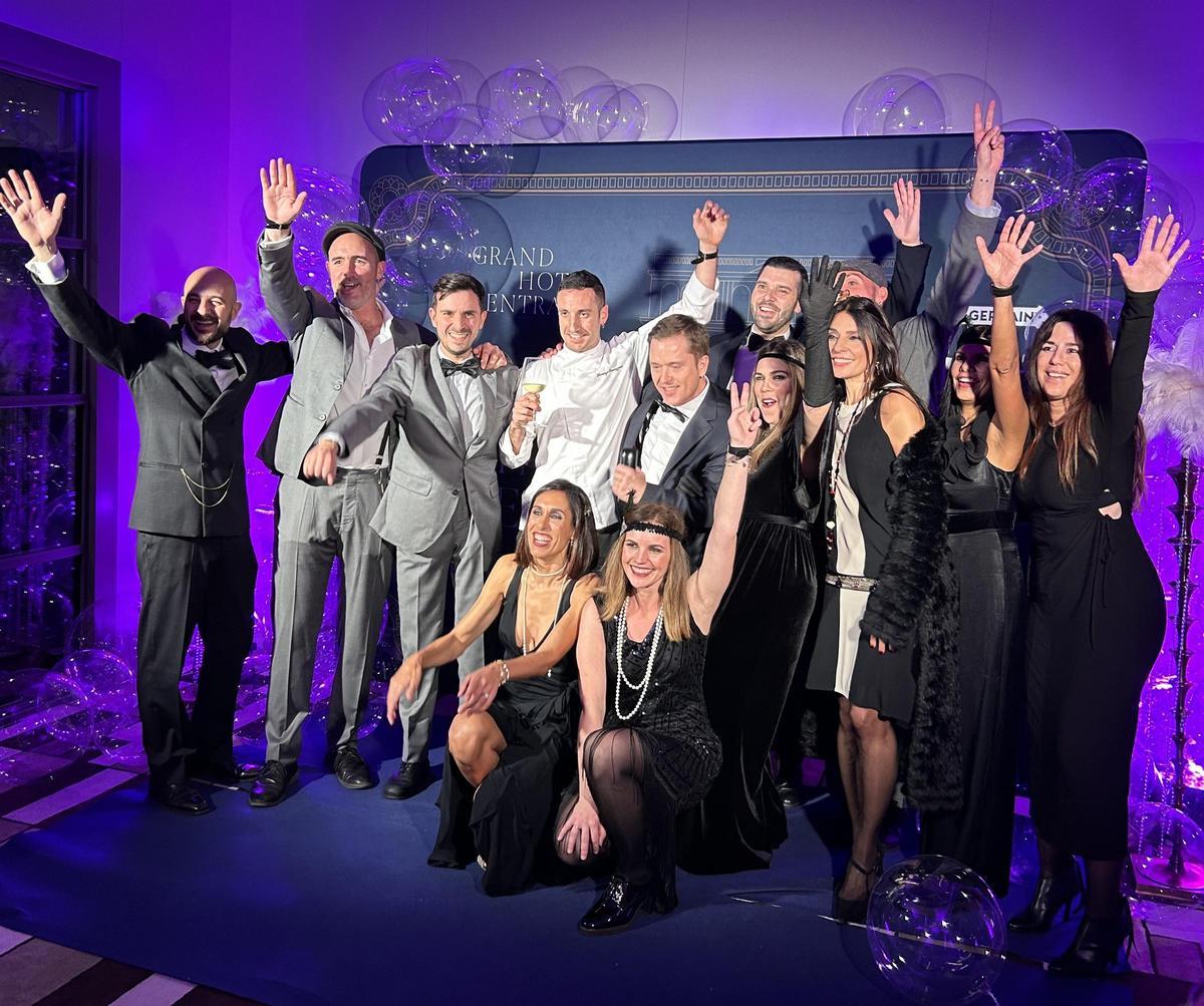 Una representación de directivos y empleados del Grand Hotel Central posan en el photocall