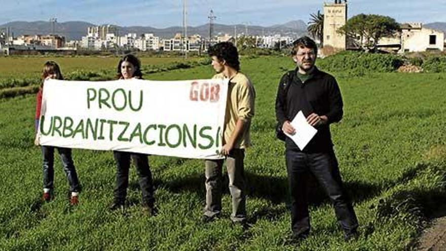 Activistas del GOB manifestándose en contra de la nueva urbanización.