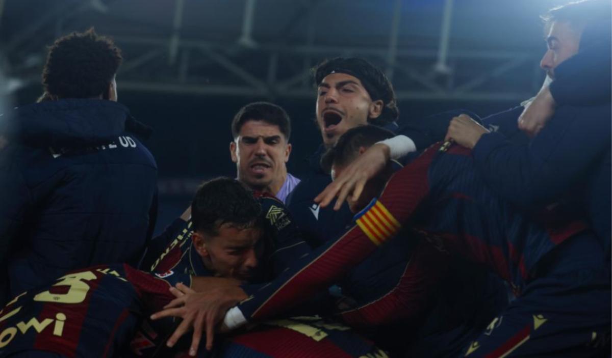 Los jugadores del Levante UD celebran los goles de Carlos Espí en el Ciutat