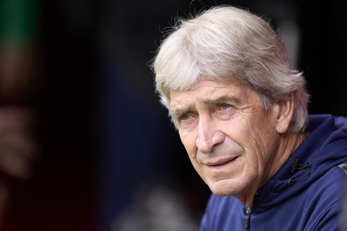 Manuel Pellegrini head coach of Real Betis Balompie looks on during the LaLiga EA Sports match between CA Osasuna and Real Betis Balompie at El Sadar on May 5, 2024, in Pamplona, Spain. AFP7 05/05/2024 ONLY FOR USE IN SPAIN / Ricardo Larreina / AFP7 / Europa Press;2024;SPAIN;Soccer;Sport;ZSOCCER;ZSPORT;CA Osasuna v Real Betis - La Liga EA Sports;