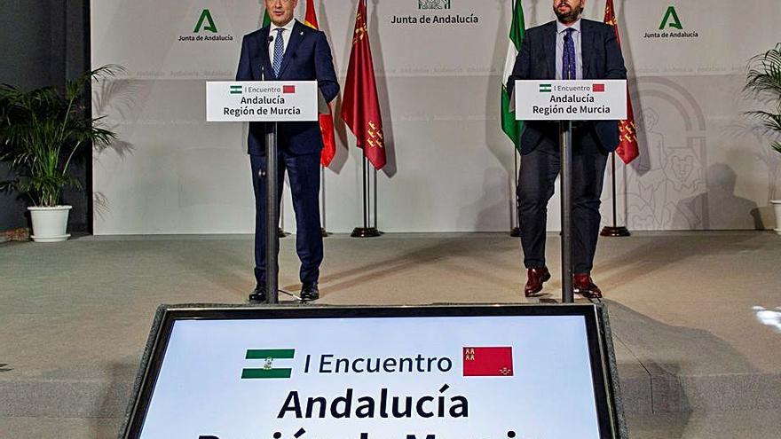 Juanma Moreno y Fernando López Miras, este miércoles en el Palacio de San Telmo.)