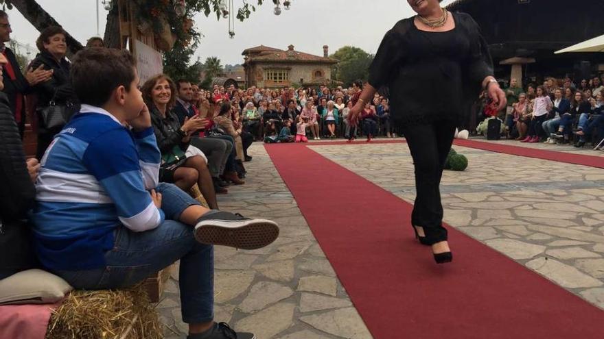 María del Mar Crespo desfila en la pasarela solidaria contra el cáncer en Cangas de Onís.