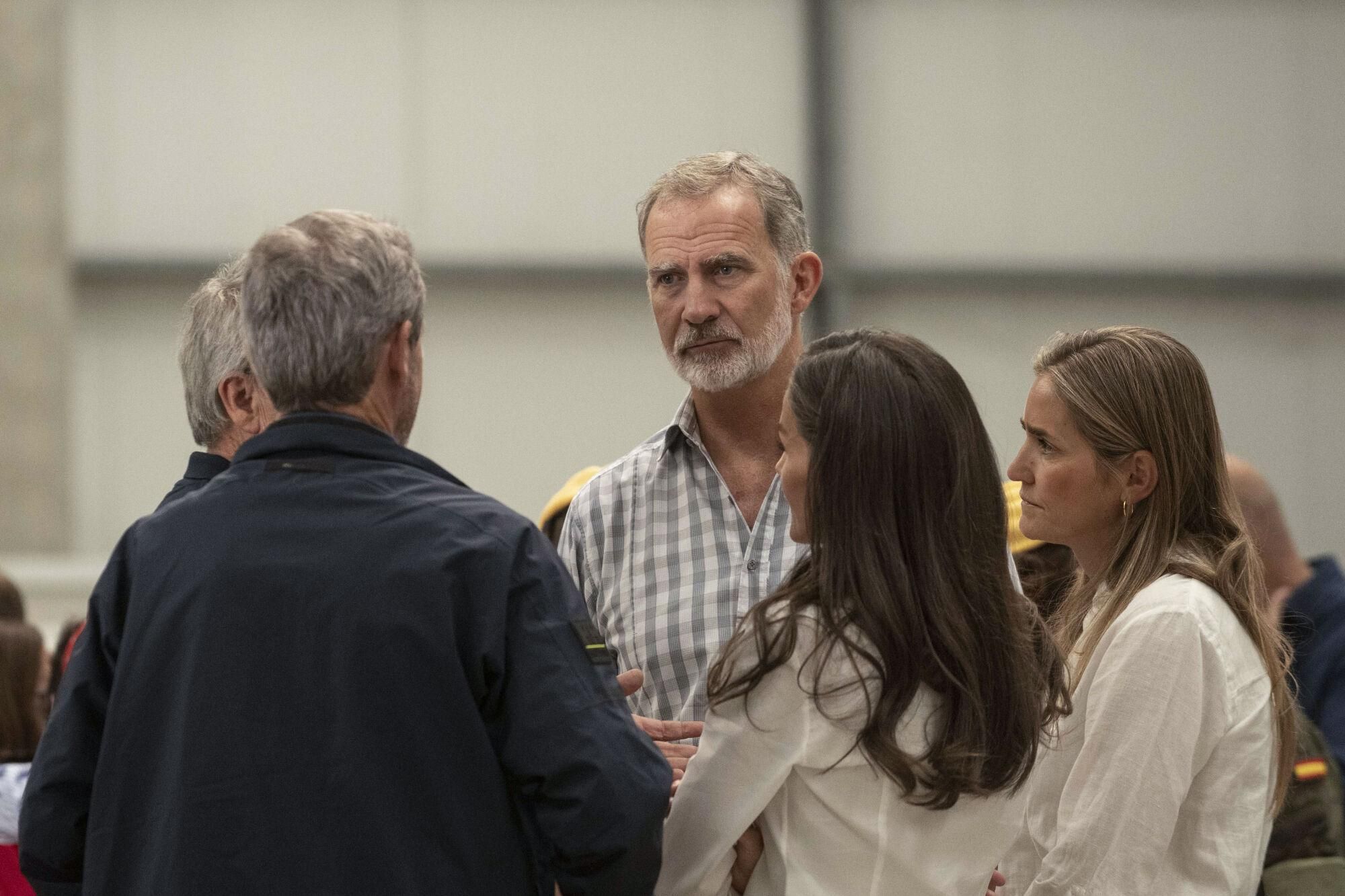 VERÍN (OURENSE), 28/08/2025.- Los reyes Felipe VI y Letizia, conversan con el presidente de la Xunta, Alfonso Rueda (i, delante), y la vicepresidenta tercera y ministra para la Transición Ecológica y el Reto Demográfico, Sara Aagesen (d), durante su visita al Centro de Coordinación del Distrito Forestal XIV de Verín (Ourense), este jueves, para conocer de primera mano los daños causados por los incendios forestales en la provincia gallega y saludar a los efectivos que participaron en las tareas de extinción. EFE/ Brais Lorenzo
