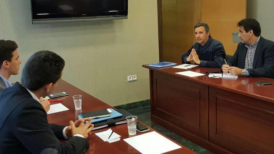 Los representantes del Consejo de Estudiantes, de espaldas, conversan con Urbina y Guillamón.