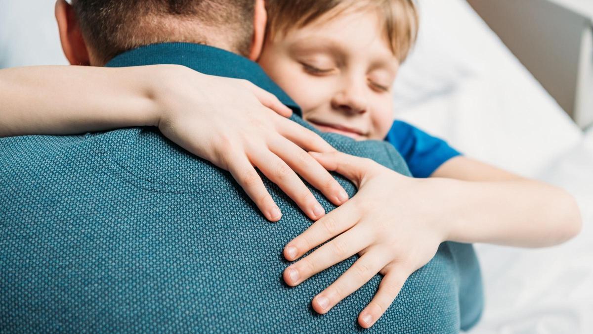 Padre o madre abrazando hijo