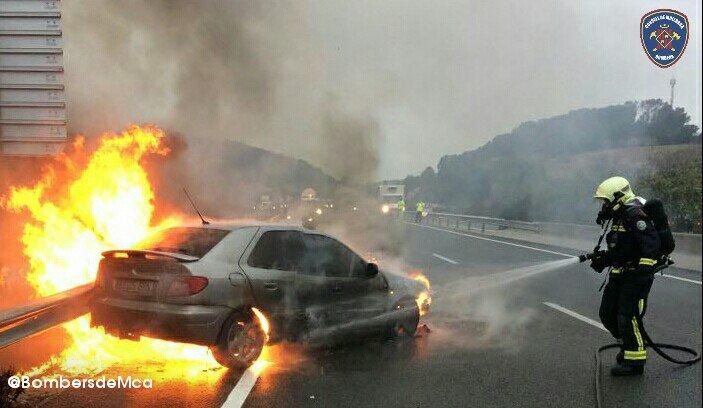 Un coche arde en la carretera de Manacor