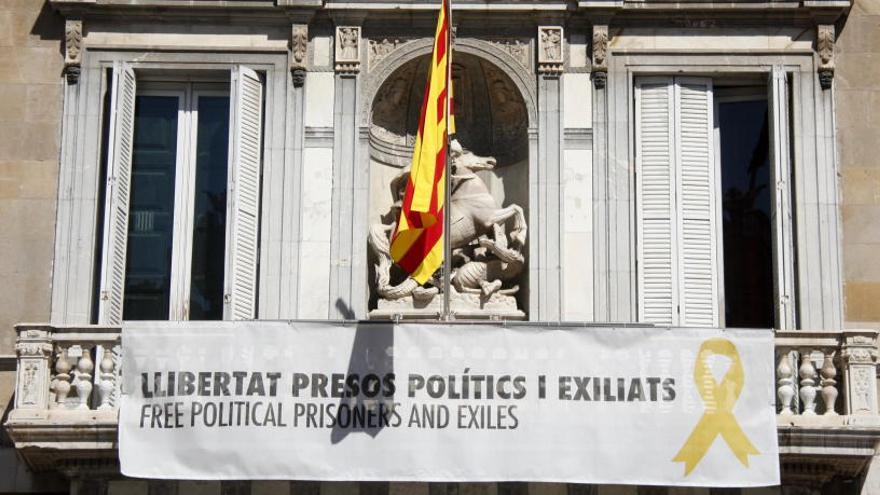 Pancarta al Palau de la Generalitat