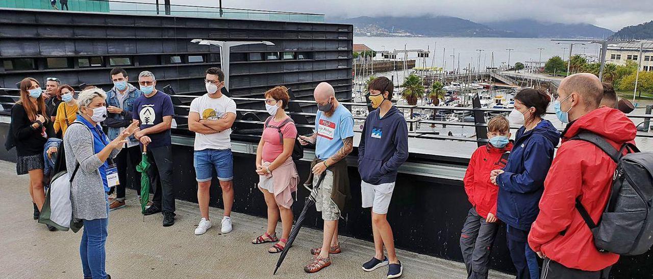 El grupo de turistas con la guía Nadia Barros en A Laxe, que pone punto y final a la visita.