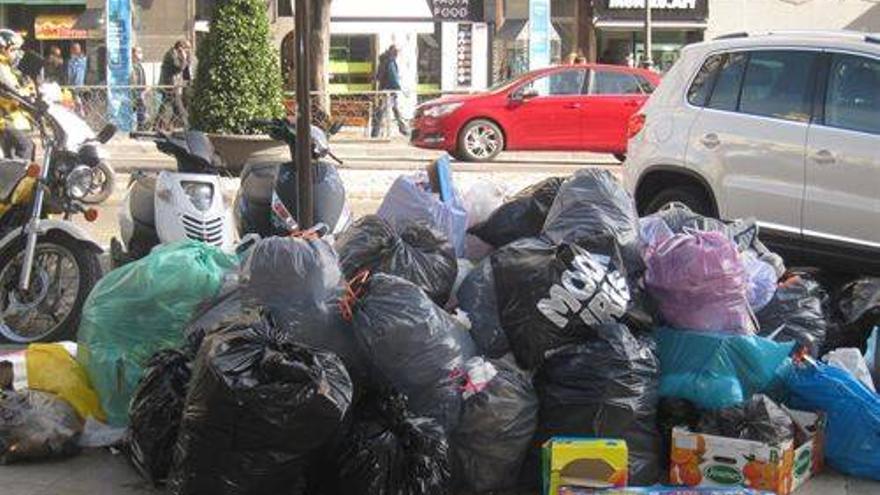 Unas 1.100 toneladas de basura se acumulan en las calles de Granada