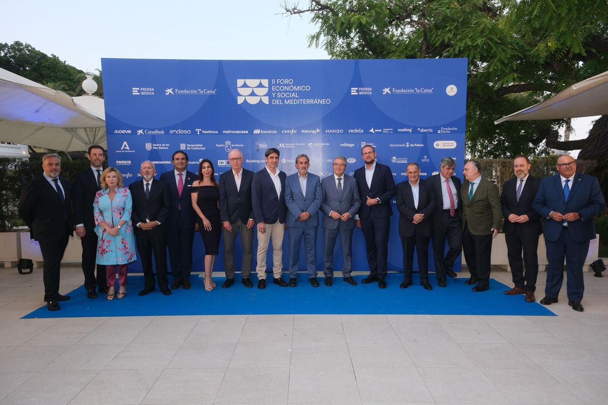 Málaga. 2 Foro del Mediterráneo. Prensa Ibérica. Rau Rico, gerente de la Opinión de Malaga, Victor Luque, CEO de Trops, Carmen Sanchez, delegada de emple de la Junta de Andalucia, JOse LImares, Presidente de TRops, Manuel Cañavate, Consejero delegado de Acosol, MIguel Cardeña, presidente de la mancomunidad de MUnicipios de la Costa del Sol Occidental, Teresa Pardo, delegada de justicia de la junta de Adalucia, Anfres Garcia, JOse Ramón Mendaza, Francisco Salado, presidente de la diputación de Malaga, Pepe Guille´m, primer teniente de alcalde del Murcia , JOse Ramon Gil, Coronas, director gral Fundación La Caixa, JUan Ignacio Zafra, director Gral de Caixabank Andalucia, Jesús Lupiañez, Alcalde de Velez Malaga